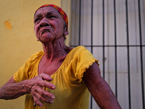 In Pueblo Nuevo brandt de zon net als overal, maar de straat voelt zwaarder.