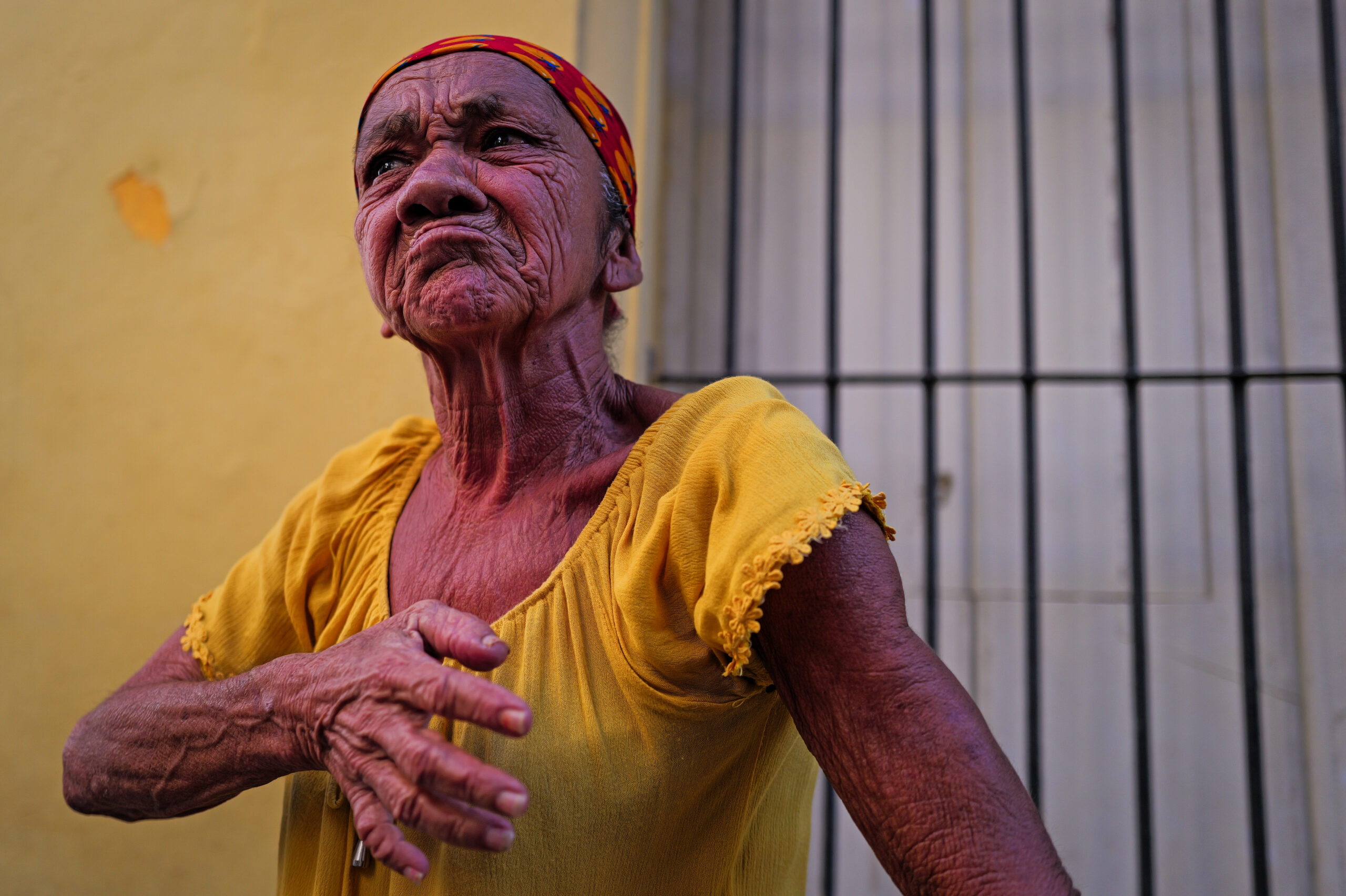 In Pueblo Nuevo brandt de zon net als overal, maar de straat voelt zwaarder.