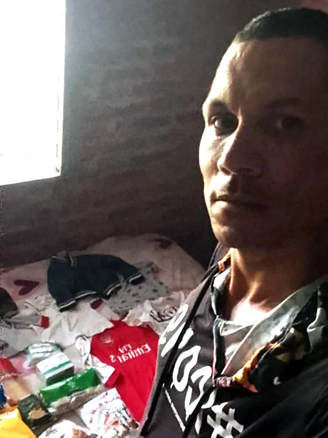 ‘Zonder steun of middelen, maar met vertrouwen’: het verhaal van Yariel Tamayo, een alleenstaande vader in Bayamo die een helpende hand vond